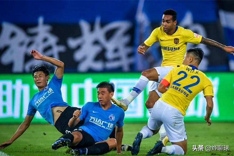 中超后卫解围失误名场面,中超解围乌龙惊呆队友