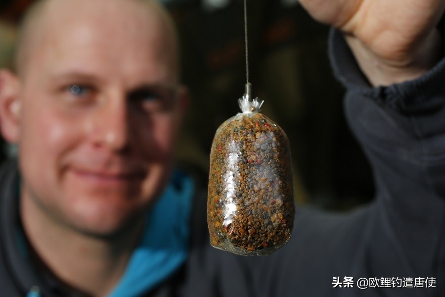 外国人钓鱼打窝技巧,老外用超大饵钓鱼