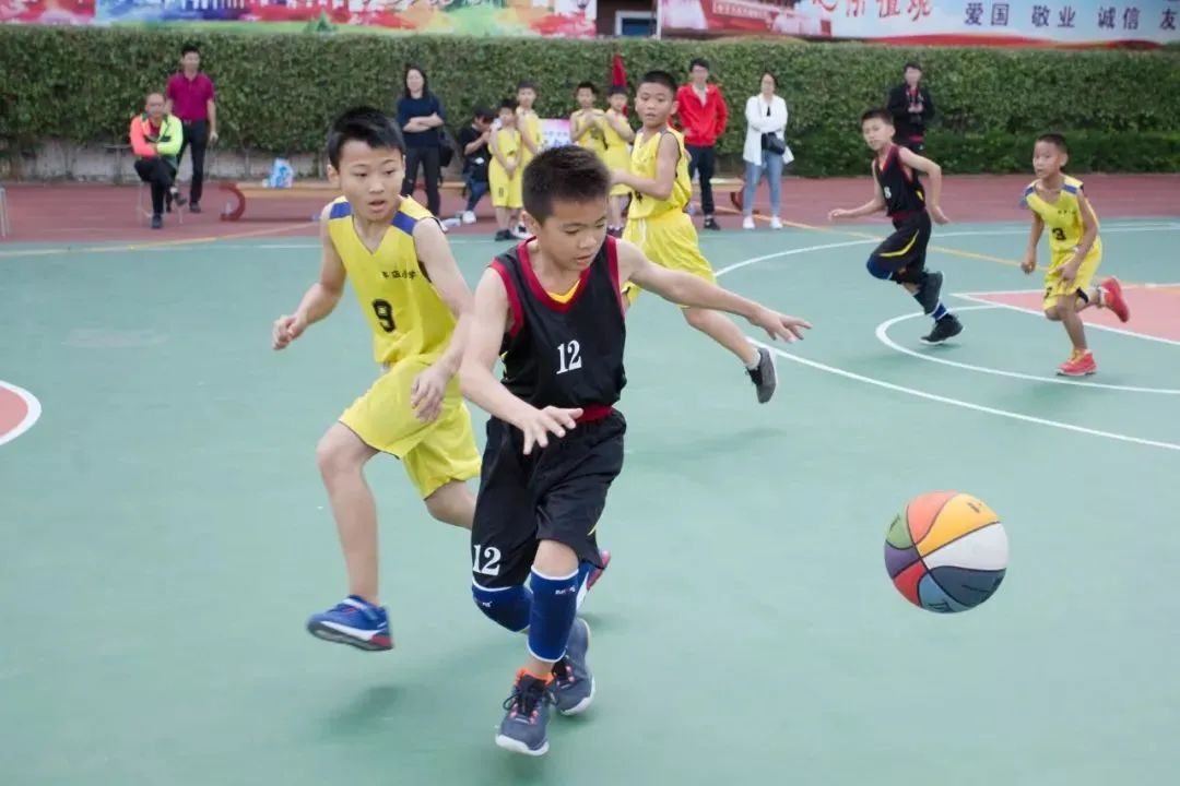 小学生穿41码鞋正常吗,女儿11岁穿35码的鞋子正常吗