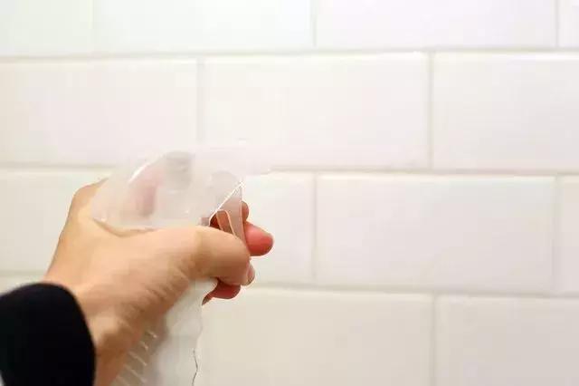 白墙的贴纸怎么去除掉不破坏墙面,家里的白墙脏了怎么弄得干净呢