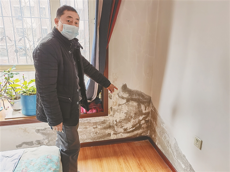 哈尔滨立汇美罗湾二期雨漏管断裂！雨水浸入外墙致室内墙皮脱落