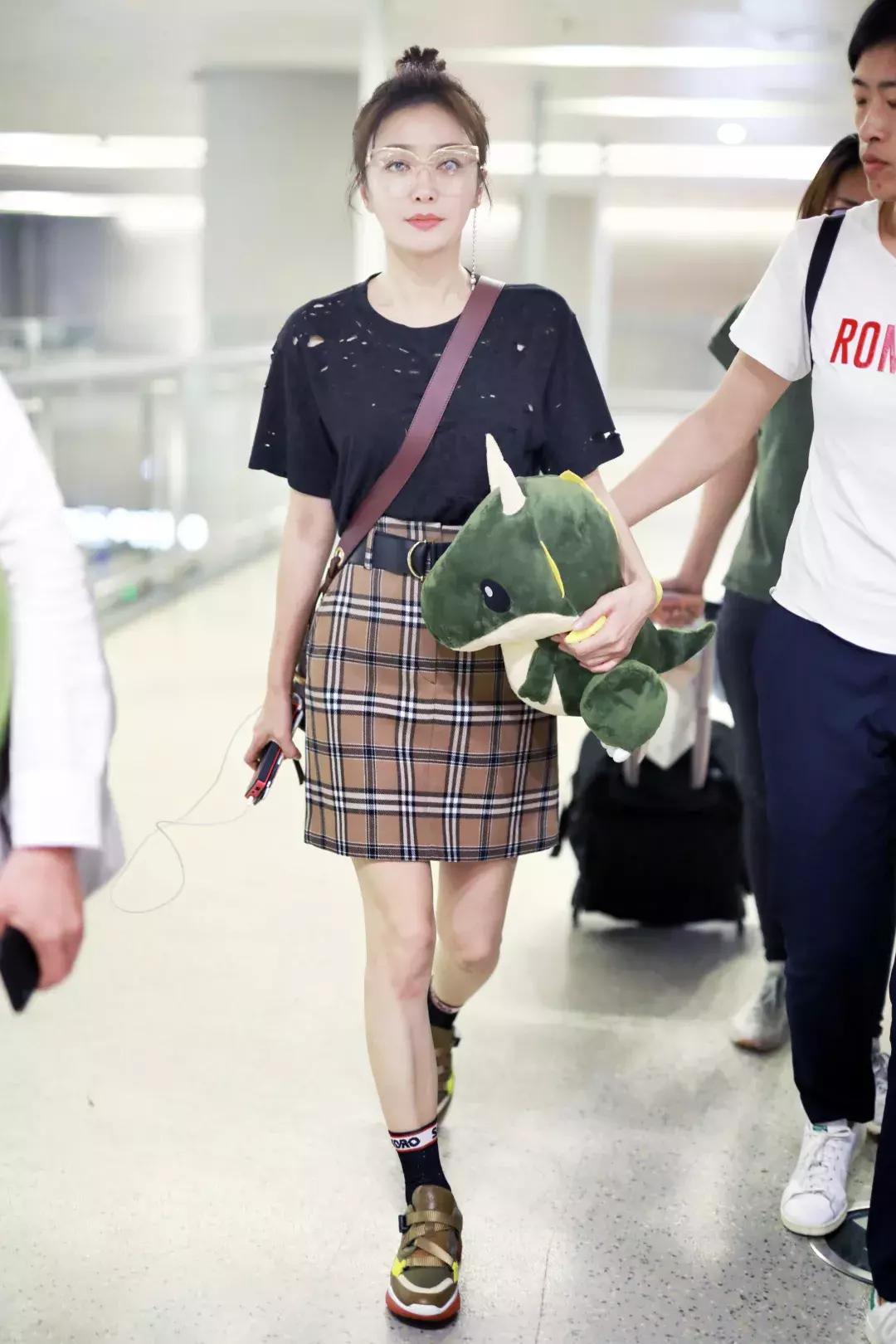 这篇春晚穿搭主要是来回(应)馈(付)社(老)会(板)的!