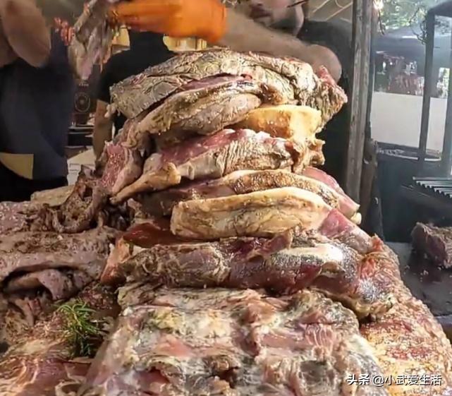意大利的肉食广场，烤肉堆成了小山包，只点一份都怕你吃不完