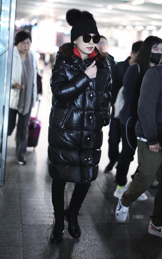 佘诗曼穿粉色裤走机场 (佘诗曼穿皮靴现身机场)
