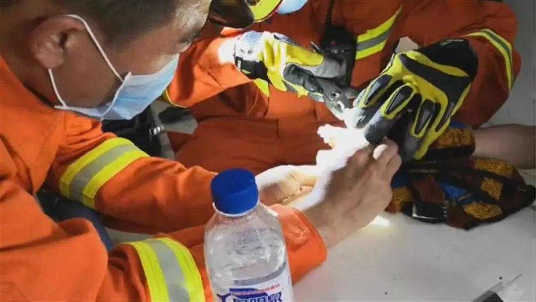 消防员解救小孩子手指被夹,消防锤子砸窗钻车内救下幼童