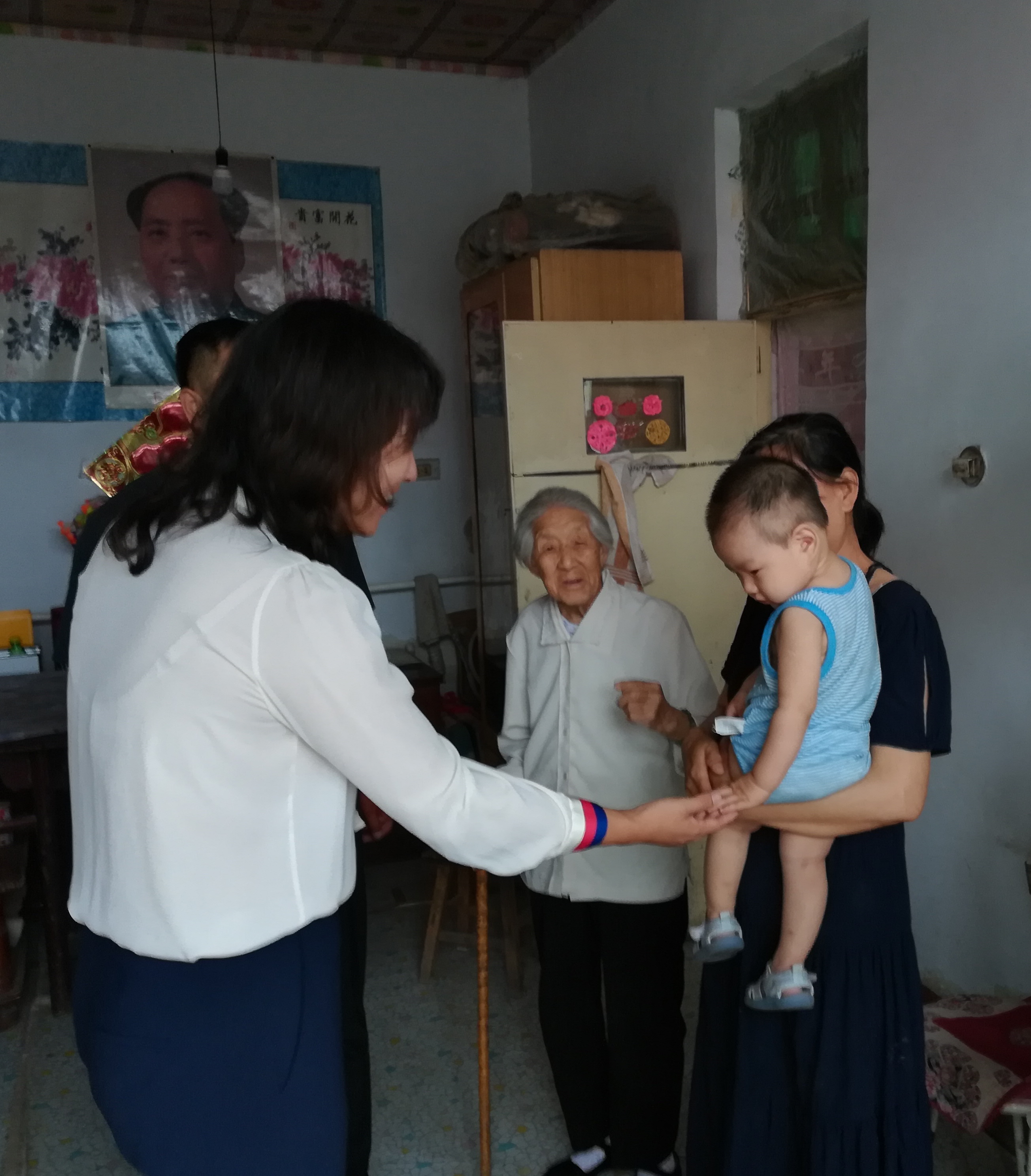 她拉着副区长的手不肯松开