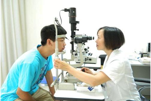 开眼镜店一个月正常赚多少钱,90后的小伙月入百万的赚钱模式