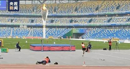 独腿男子双拐射门,单腿男子射门