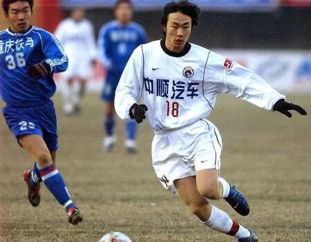 39岁前国脚,曾是中超标王,今携手足坛美女老总,妻子是中戏美女