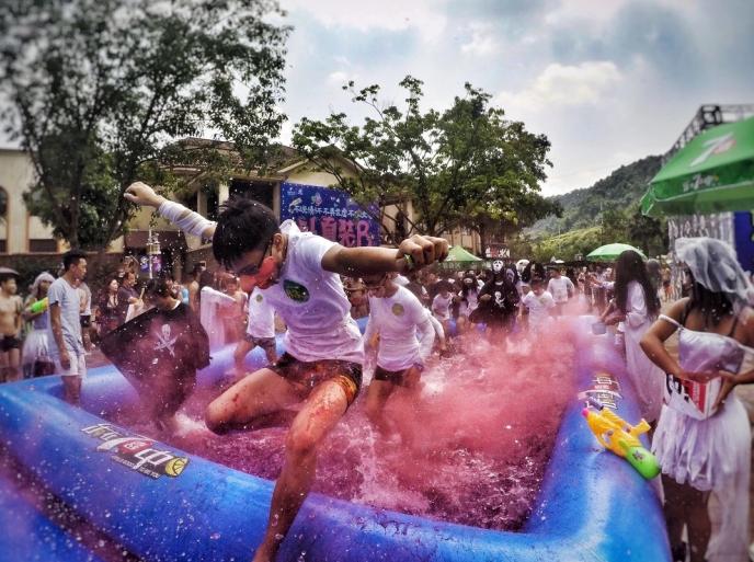 全城最大黑猫坐镇,加勒比海《海盗幽灵派对》萌趣亮相