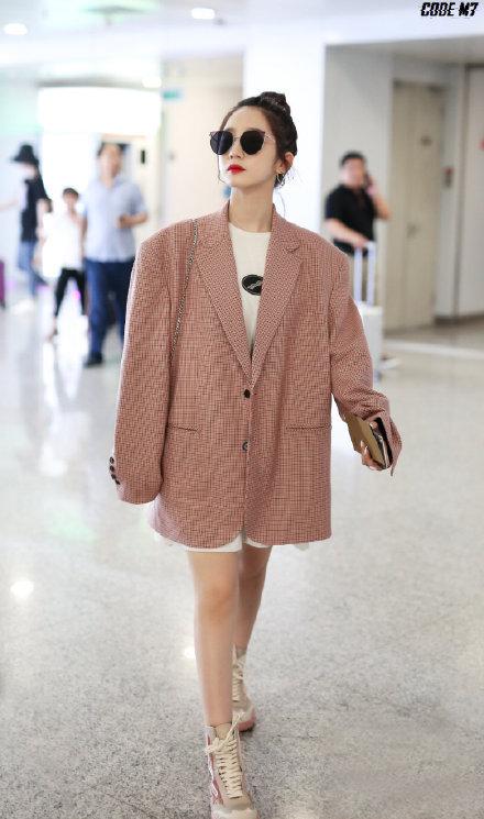 同是粉色格纹西装，孟美岐以“大”取胜，比宋祖儿更有大佬范