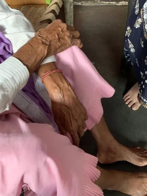 “从几个月大的女婴到90岁老妇人，印度没有女人是安全的”