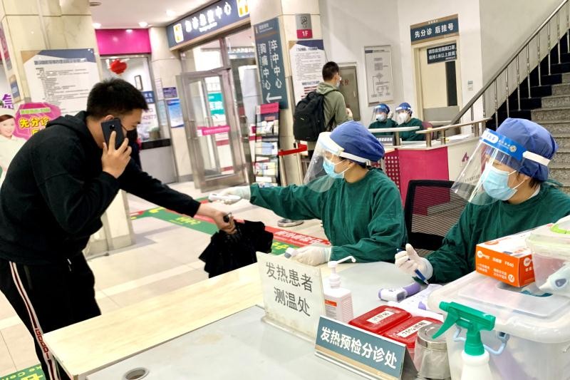 安心医院疫情防控,疫情防控医院各科室坚持救治患者