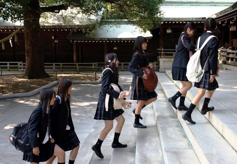 校服低价出售,700元一套校服