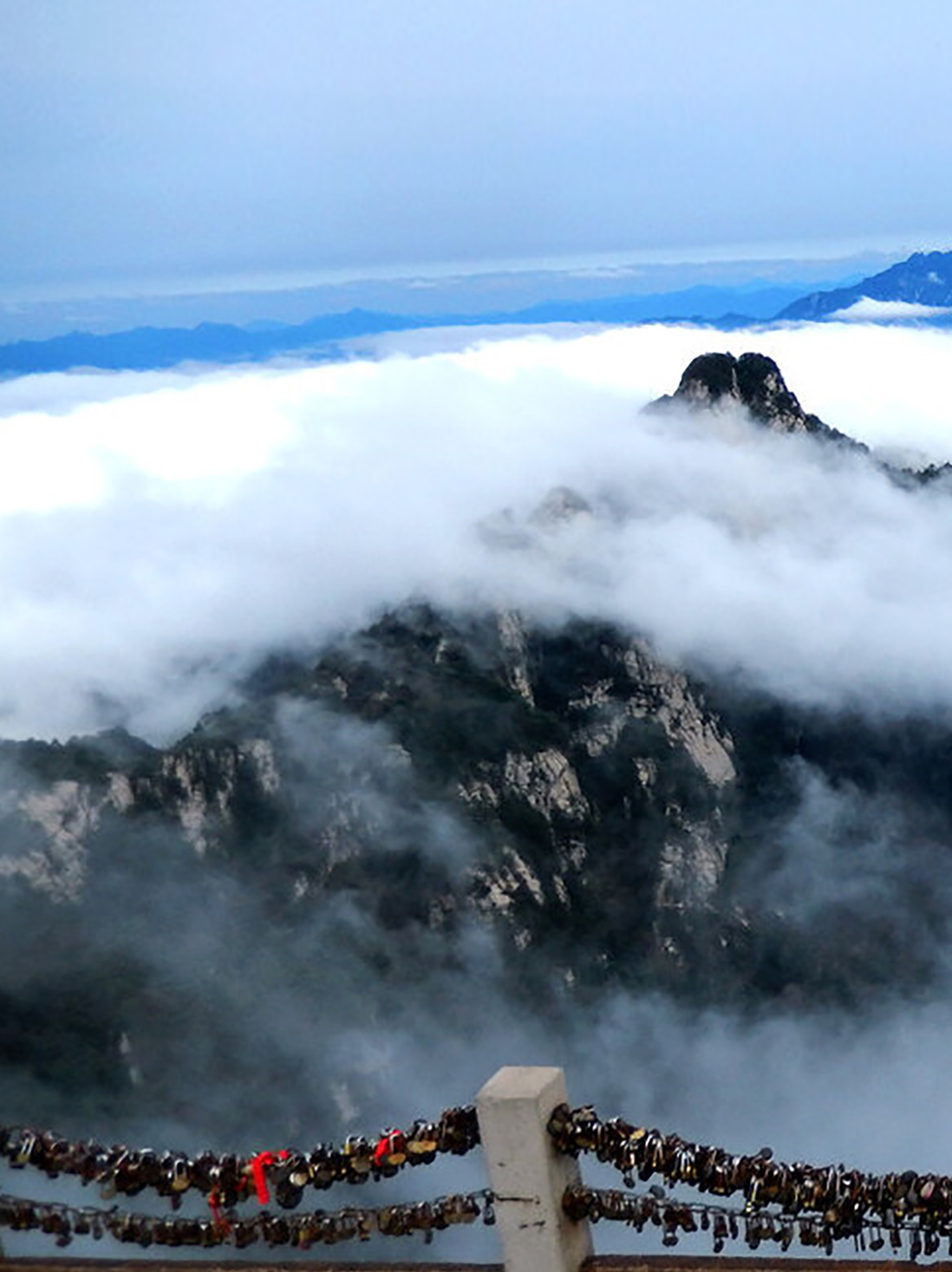 和老君山相媲美的有哪几座仙山,与老君山隔山相望的白云山