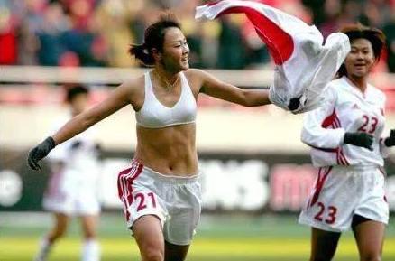 女足进球后脱衣庆祝,女足球员脱衣庆祝