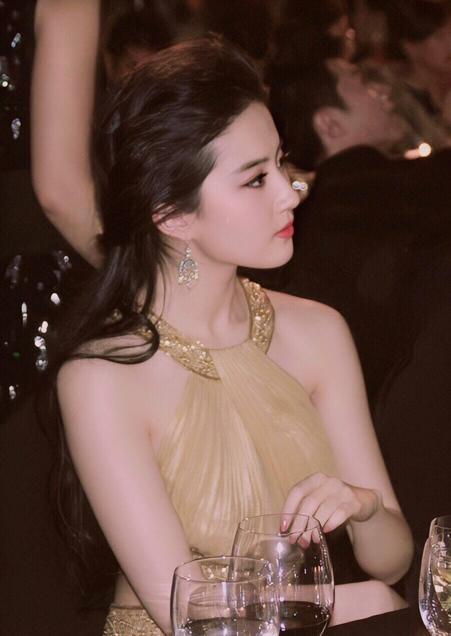 脸上有4个特点的女人很显老,脸上有3个特点女人会越来越漂亮