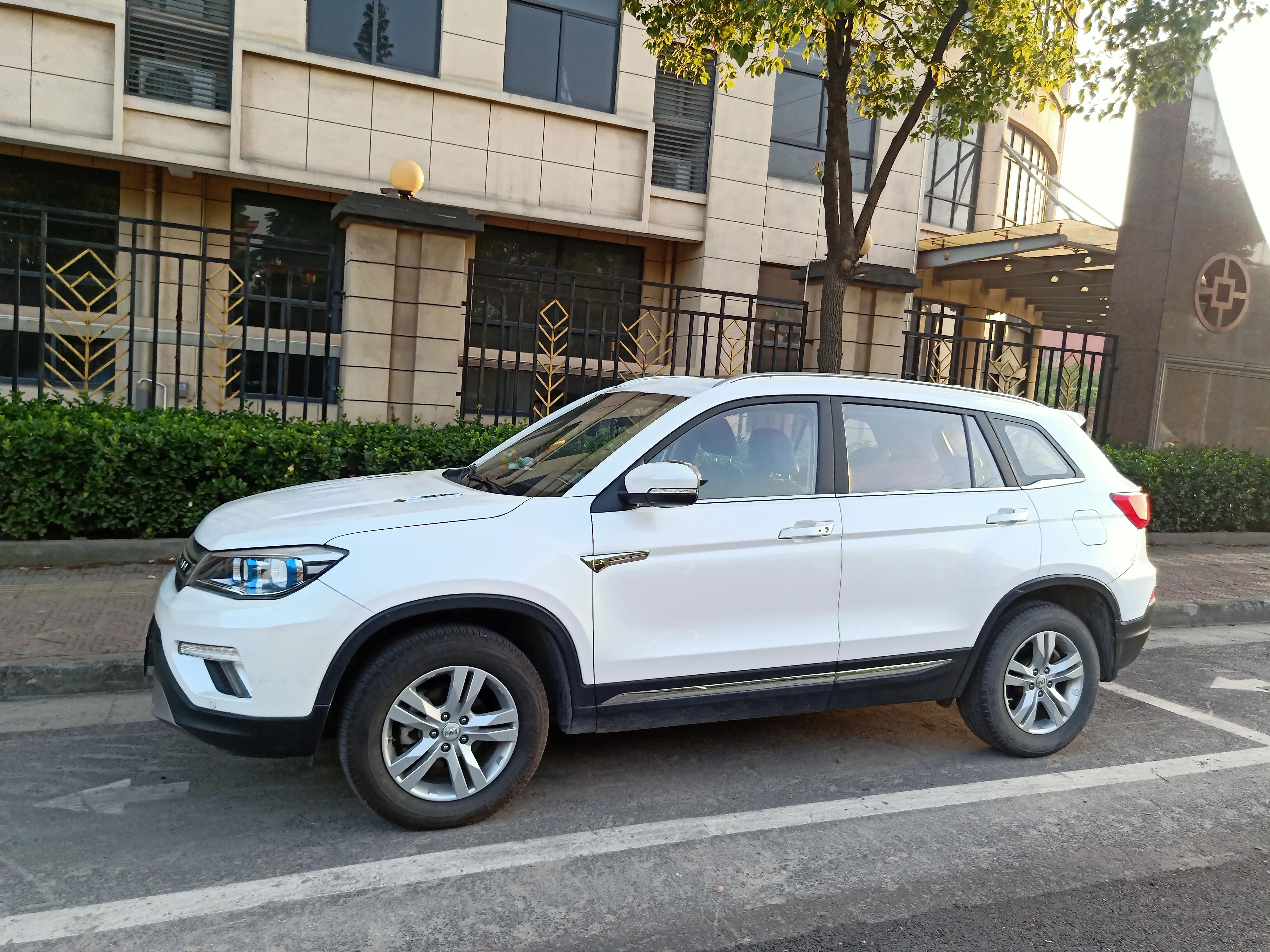 给爱车装个车垫,汽车后备箱垫实体店加装