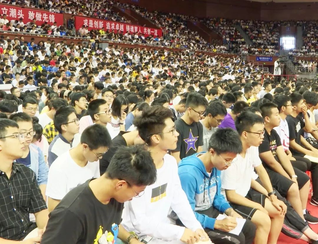 6000余名新生齐上形策课：浙大*党**委书记主讲，鼓励新生不当“佛系青年”，要做“孙悟空”