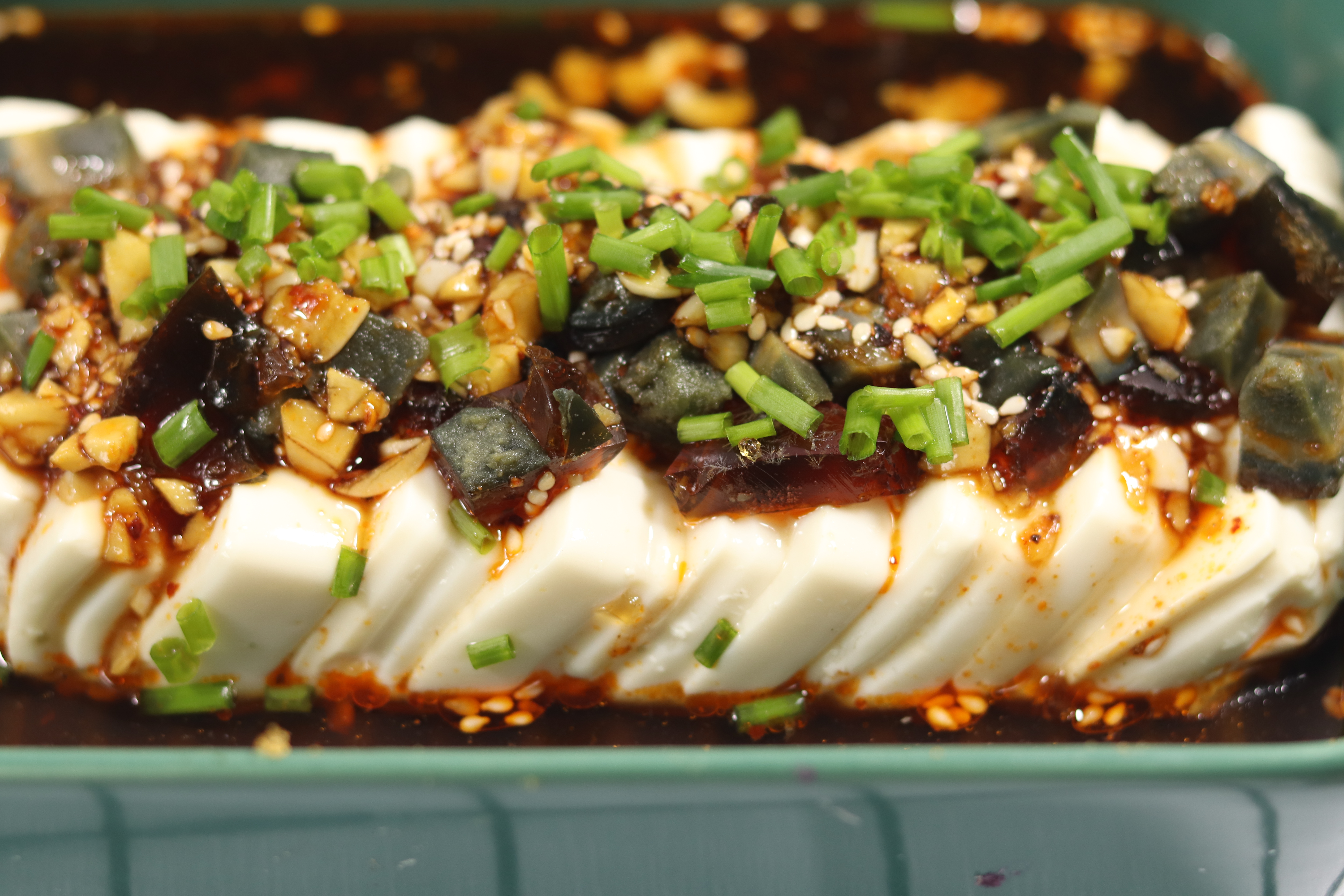 切皮蛋总粘刀，拌豆腐又出水？记住一招，教你做出完美皮蛋豆腐