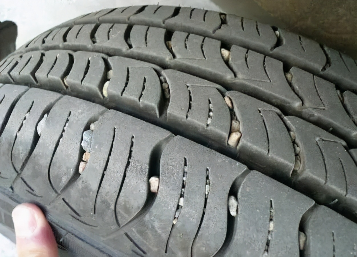 轮胎上的小石子到底该不该抠,轮胎经常卡小石子怎么办