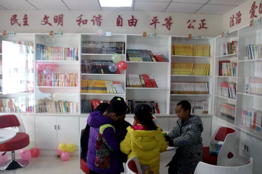 为社区留守儿童辅导功课,心系留守儿童关爱他们成长