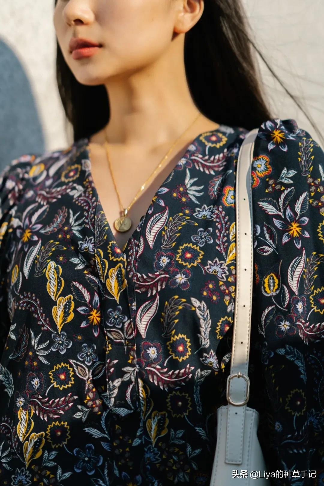 高级旧衣服穿搭技巧,又土又潮的花纹衣服