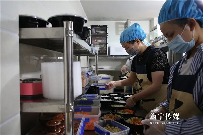 开了宝马卖凉皮,90后小伙创业卖凉皮