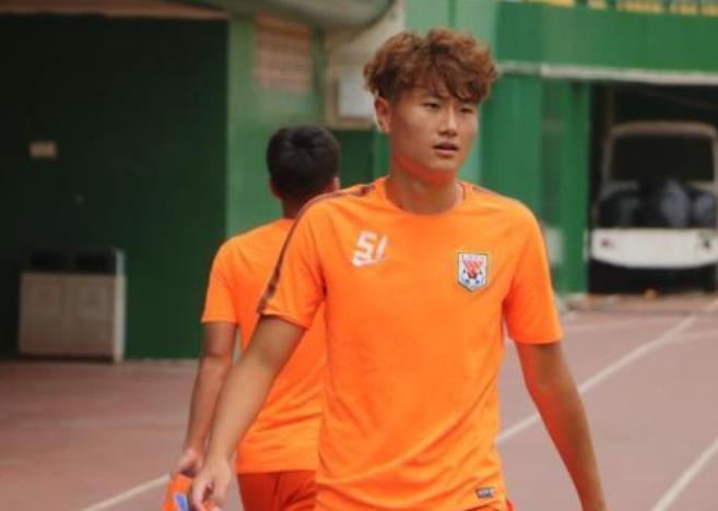 鲁能17岁小将首秀惊艳，被誉为“天才中锋”，承载中国足球未来