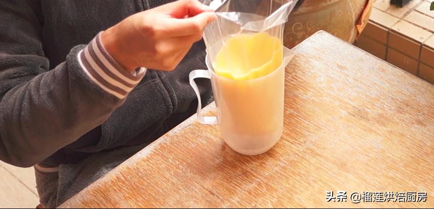 自己动手做出蜡笔小新同款鲷鱼烧，豆沙丝滑甜软，表皮蛋香浓郁