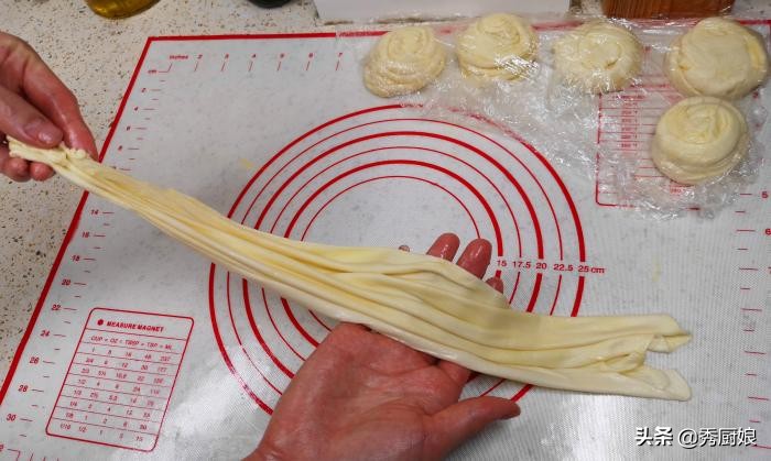 烙饼时，有人抹油，有人烫面，老面点师傅：都不对，教你正确做法