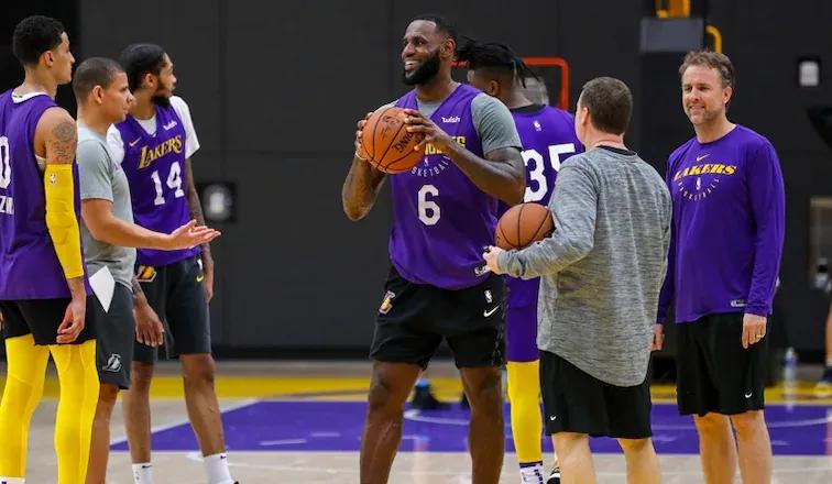 老詹换队,老詹改号码