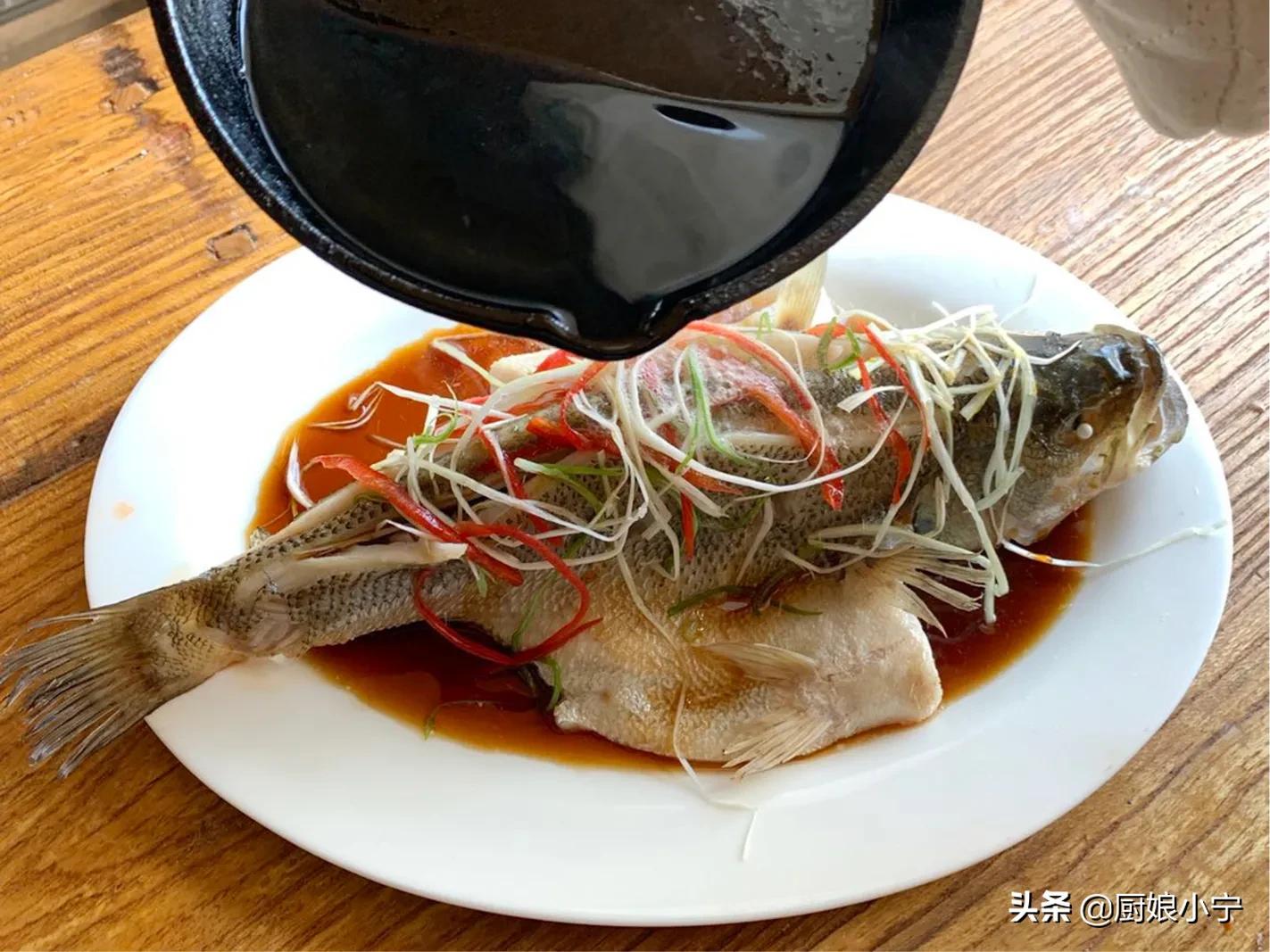 清蒸鱼好吃没有腥味的小窍门,怎么清蒸鱼不腥又入味