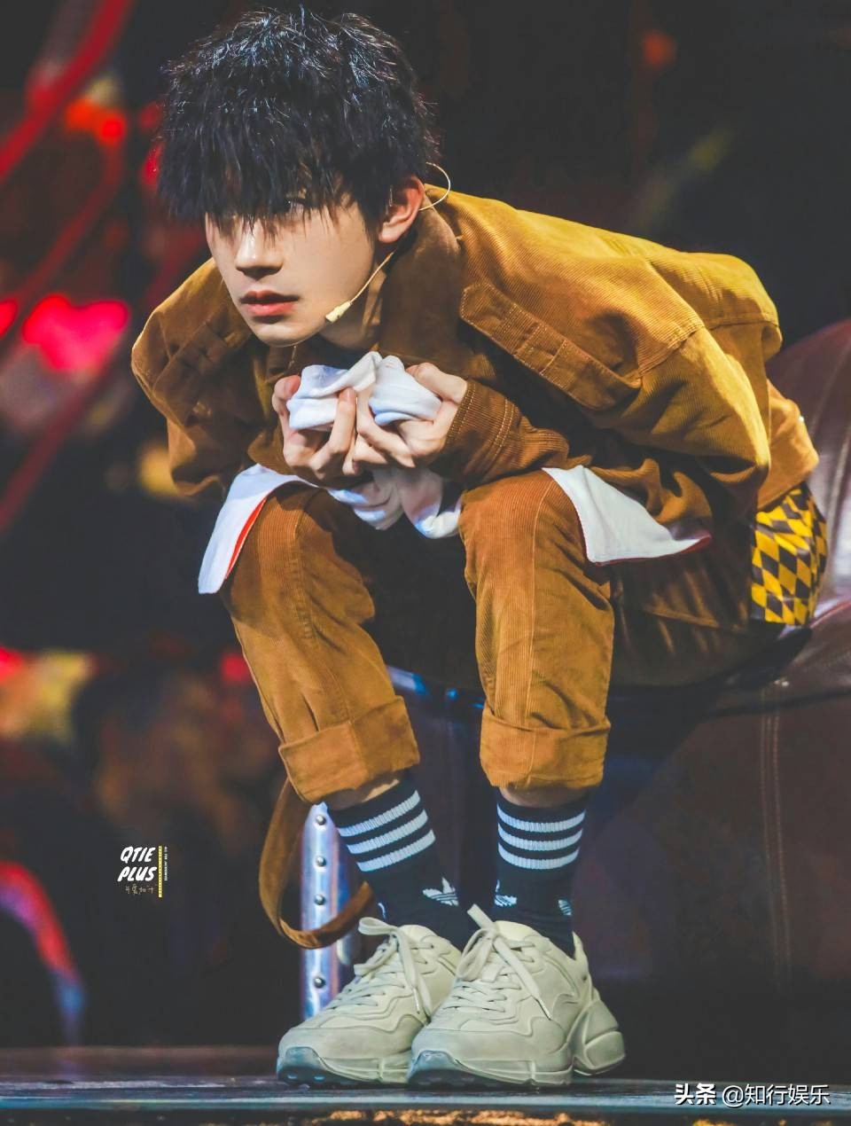 易烊千玺露半面脸,易烊千玺红衣顶胯舞