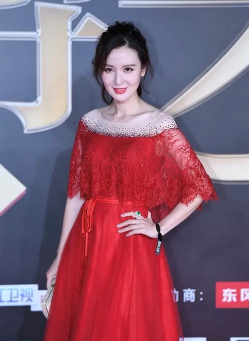39岁张萌不愧是“环球小姐冠军”一件红色连衣裙也能穿出超模范