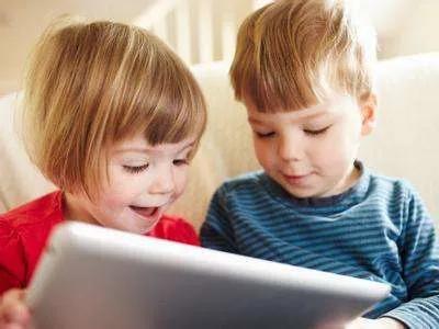 宝宝突然歪脖了1岁,小孩子一觉醒来脖子歪一动就疼