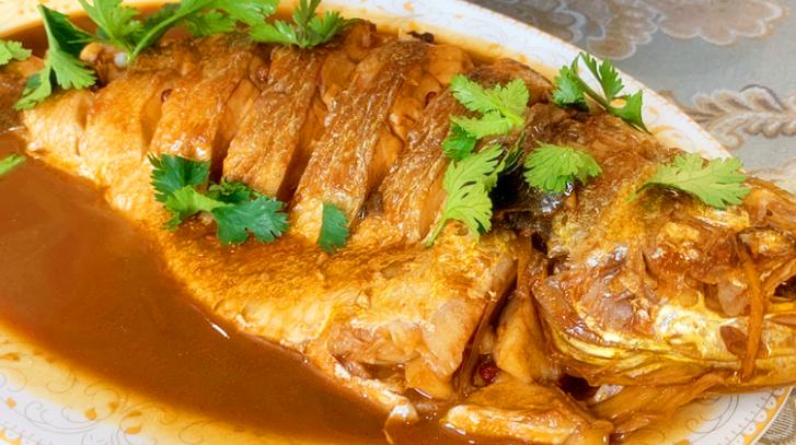 40年大厨：无论炖啥鱼，别直接下油锅，这样做，鱼肉不腥还很鲜香