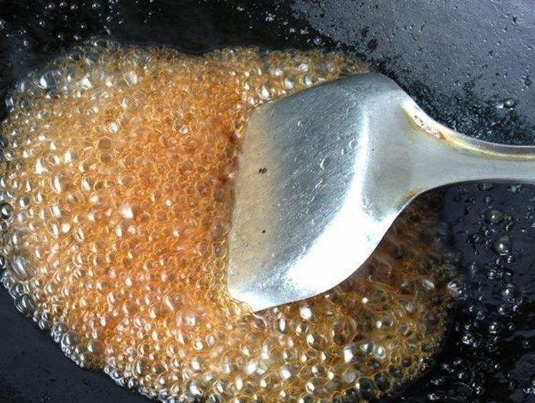 炒糖色没有冰糖可以用白糖代替,烧排骨炒糖色用白糖好还是冰糖好