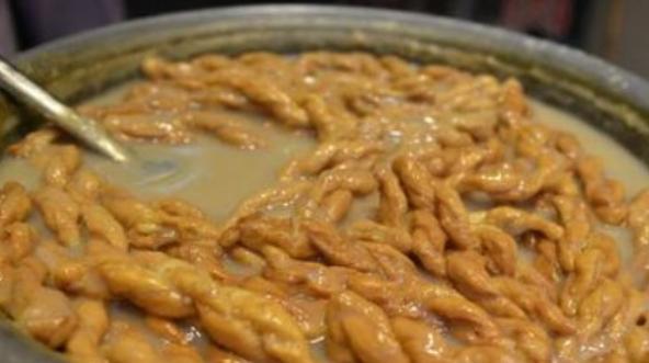 80后夫妻摆摊卖早餐,街边卖早餐一碗6元卖到供不应求