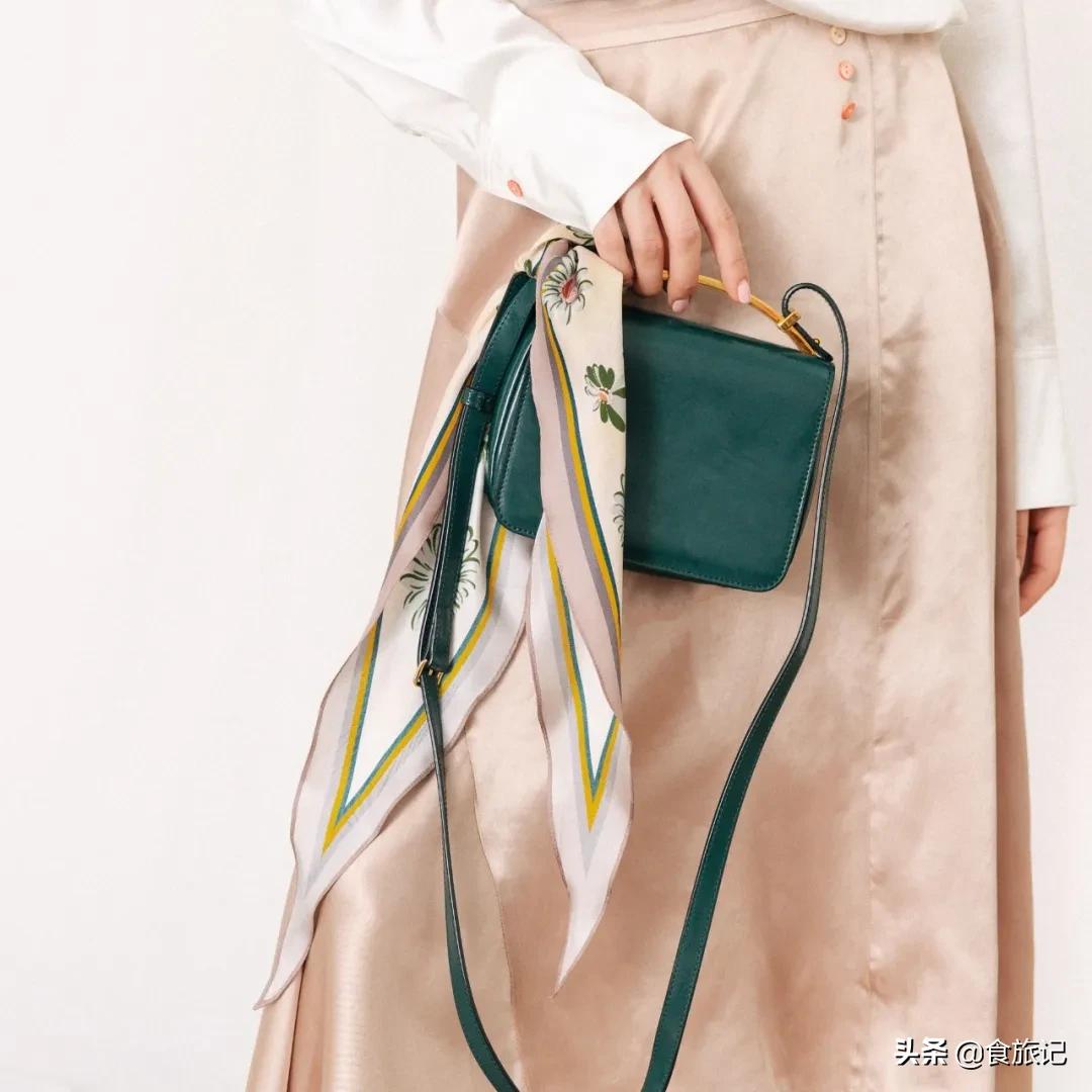 不要拒绝丝巾,正如不要拒绝春天