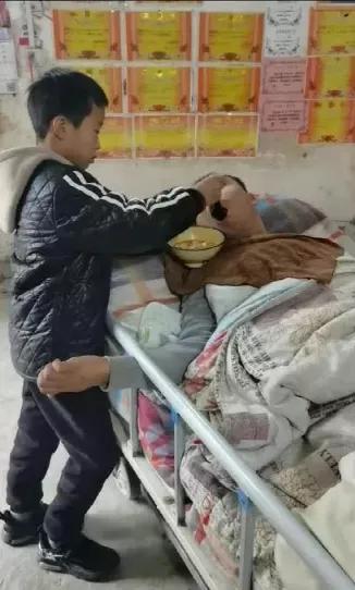 九岁男孩带瘫痪父亲去摘辣椒,少年靠摘辣椒养活瘫痪爸爸
