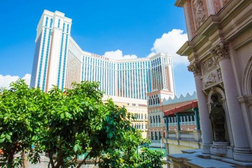 澳门和香港哪里购物更便宜,2022澳门购物攻略及必买清单