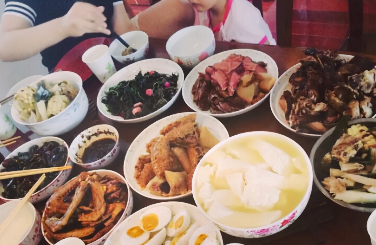 和别人吃饭时的社交规则,社交潜规则15条