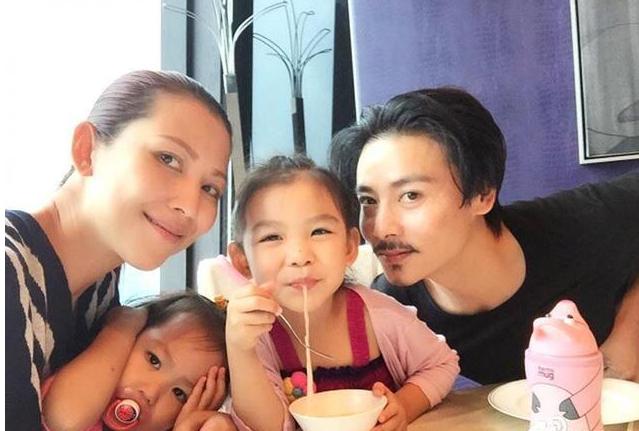 蔡少芬晒孕肚照,蔡少芬挺孕肚领奖