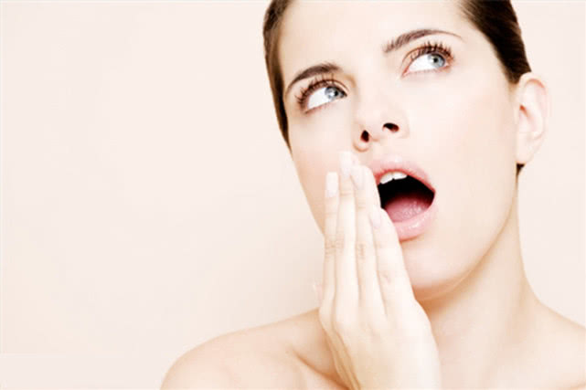嘴里口臭刷牙也不管用,嘴刷牙还臭是怎么回事
