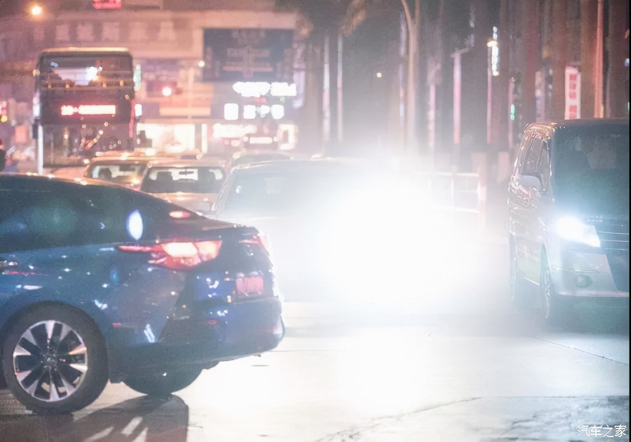 创新科技开车遇到对面开远光灯这样做一举两得