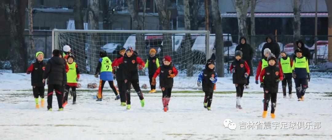 雪地快乐踢球,冰天雪地足球