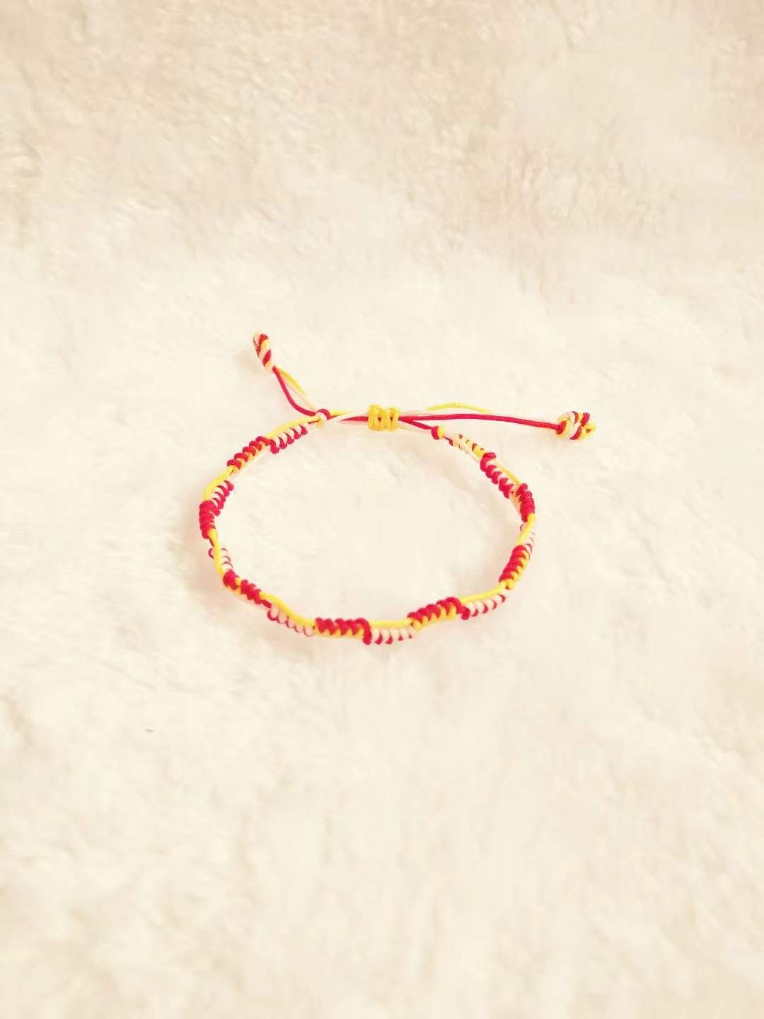 猪本命年黄金红绳手链,属兔戴小金猪红绳手链好吗