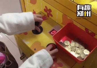 100块钱在电玩城抓娃娃,100块钱抓娃娃挑战电玩城
