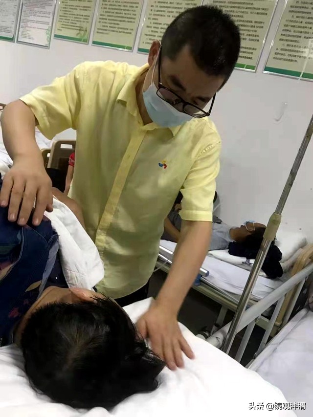 暖心小区众人合力救助倒地老人,暖心老人公园摔伤众多市民救助